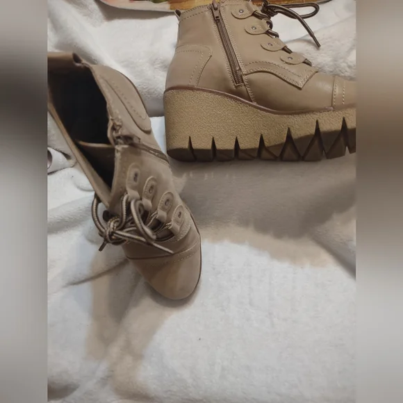 Women's Wedge Boots - Picture 4 of 4